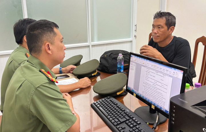 Cán bộ Phòng Quản lý xuất nhập cảnh Công an tỉnh Khánh Hòa làm việc với đối tượng Omokeev Ulukbek.