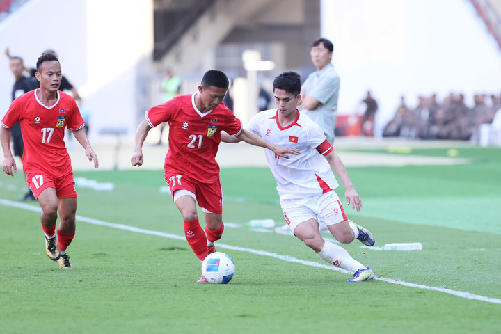 U22 Việt Nam tấn công biên nhiều nhưng không hiệu quả.