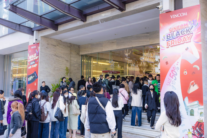 Khách háo hức xếp hàng từ sớm trước Vincom Center Bà Triệu sáng 28/11.