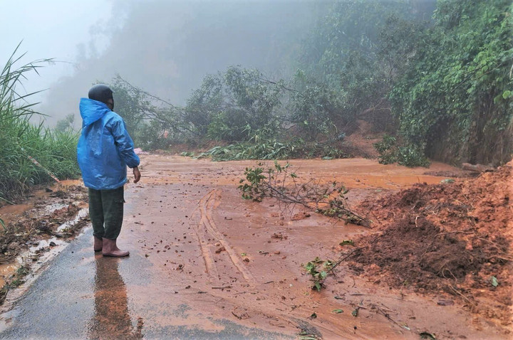 Nếu thời tiết không mưa thì đến trưa 5/12, các điểm sạt lở sẽ được giải phóng thông đường. (Ảnh: K.P)