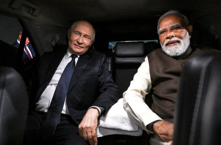 Tổng thống Nga Vladimir Putin và Thủ tướng Ấn Độ Narendra Modi trên cùng một xe trong lễ đón tại Căn cứ Không quân Palam ở New Delhi, Ấn Độ, ngày 4/12/2025. (Ảnh: Sputnik/Grigory Sysoev/Pool qua Reuters.)