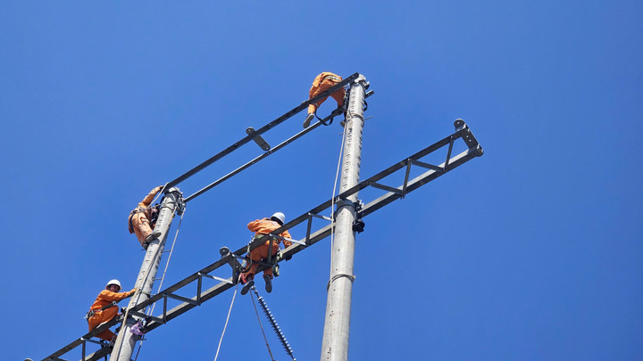 Phía bờ Hà Tiên, công nhân Điện lực khẩn trương thi công đường dây 110kV trên không, khắc phục sự cố cáp ngầm.