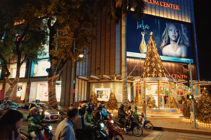 Cây thông Vincom - điểm hẹn check-in biểu tượng mỗi mùa lễ hội.