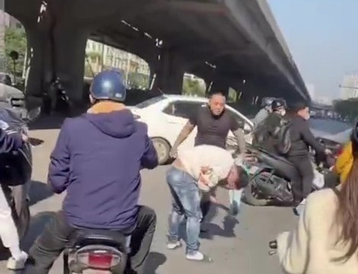 Lê Bá Linh hành hung tài xế khác sau va chạm giao thông.