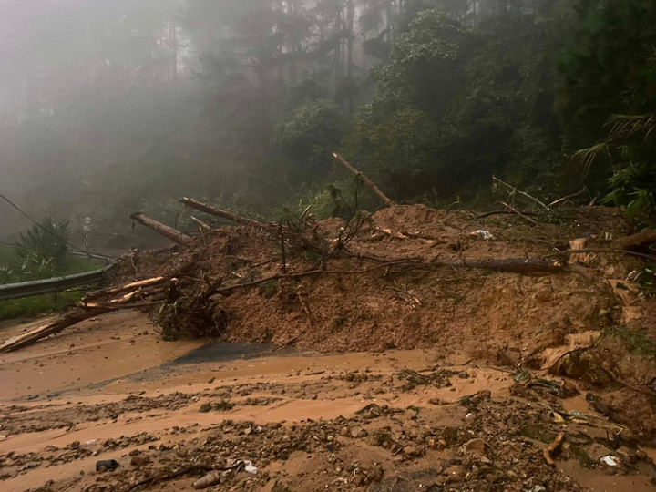 Đất đá, cây cối đổ ập xuống đường khiến giao thông chia cắt.