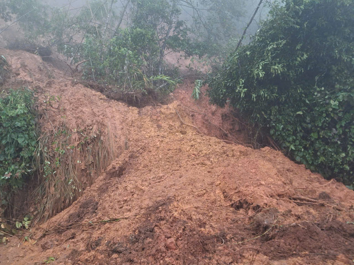 Đèo Gia Bắc xuất hiện hàng loạt điểm sạt lở nghiêm trọng. (Ảnh: K.P)