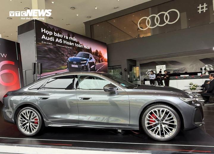 Đặc biệt, hệ thống hỗ trợ đỗ xe với màn hình hiển thị khoảng cách và camera 360 độ, cùng nhiều công nghệ tiên tiến khác, giúp người lái dễ dàng kiểm soát mọi thao tác đỗ và di chuyển xe. (Ảnh: Hiền Nguyễn)