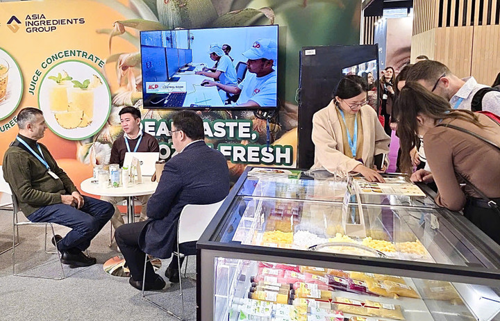 Gian hàng AIG thu hút đông đảo đối tác nhờ danh mục sản phẩm ứng dụng cao, đáp ứng xu hướng nguyên liệu bền vững toàn cầu.