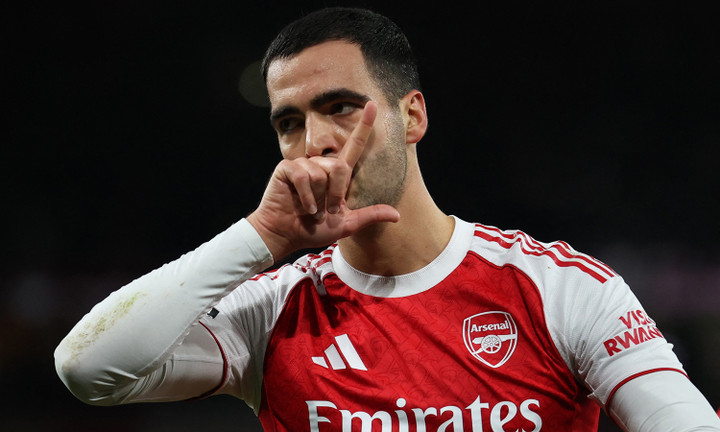 Arsenal tiếp tục đứng đầu bảng xếp hạng giải Ngoại Hạng Anh.