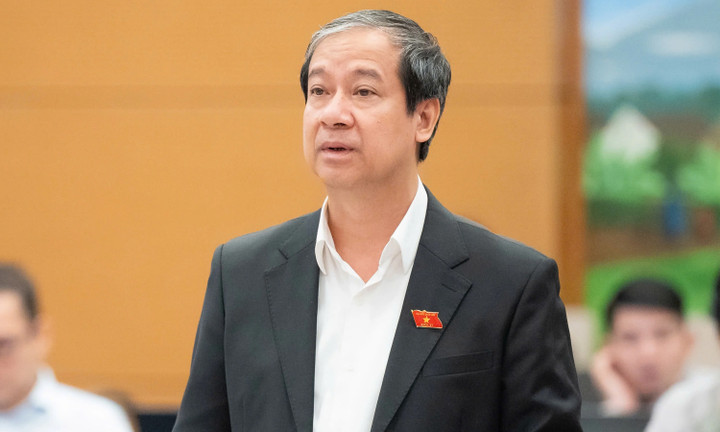 Utdanningsminister Nguyen Kim Son presenterte en rapport om forklaring og aksept.