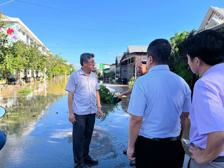 Đoàn công tác do ông Nguyễn Minh, Phó Chủ tịch UBND tỉnh Lâm Đồng đến kiểm tra tình hình ngập lụt và triển khai công tác ứng phó, khắc phục sự cố tại khu vực Bình Thuận cũ. (Ảnh: B.H)