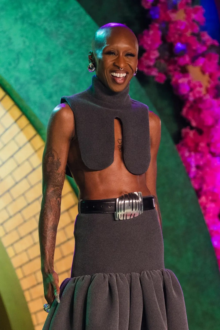 Ngôi sao Cynthia Erivo khoe cơ bụng tại sự kiện.