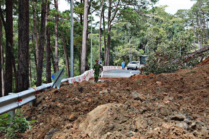 Cơ quan chức năng Lâm Đồng cấm người và phương tiện lưu thông qua vị trí Km224+600 - Km224+700, đường đèo Prenn. (Ảnh: Báo Lâm Đồng)