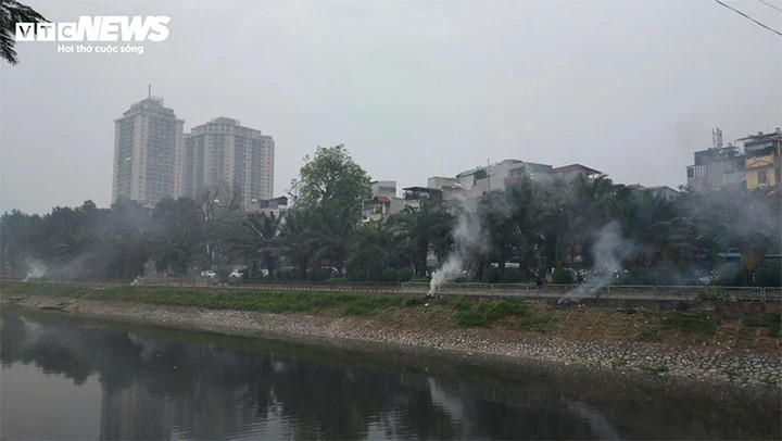 Những đám khói rác bốc lên khiến tình trạng ô nhiễm không khí ở Hà Nội thêm trầm trọng.