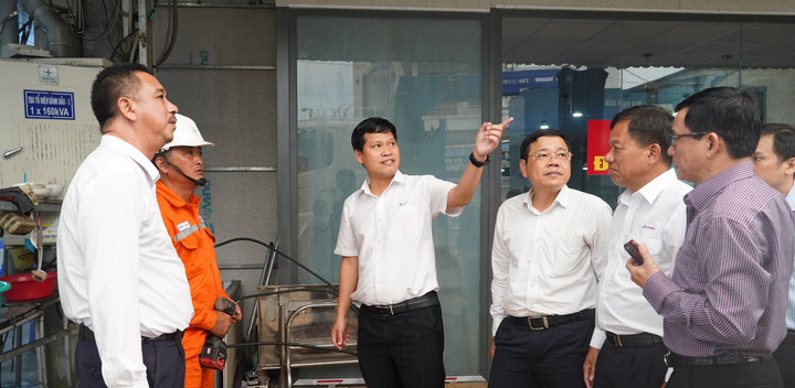 Ông Bùi Quốc Hoan – Phó Tổng giám đốc EVNSPC - kiểm tra công tác cung cấp điện tại khu vực Gành Dầu.