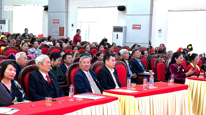 Không khí trang trọng tại Hội nghị tổng kết Câu lạc bộ Bạn yêu Đài Tiếng nói Việt Nam Yên Lạc, với sự tham dự của hàng trăm hội viên.