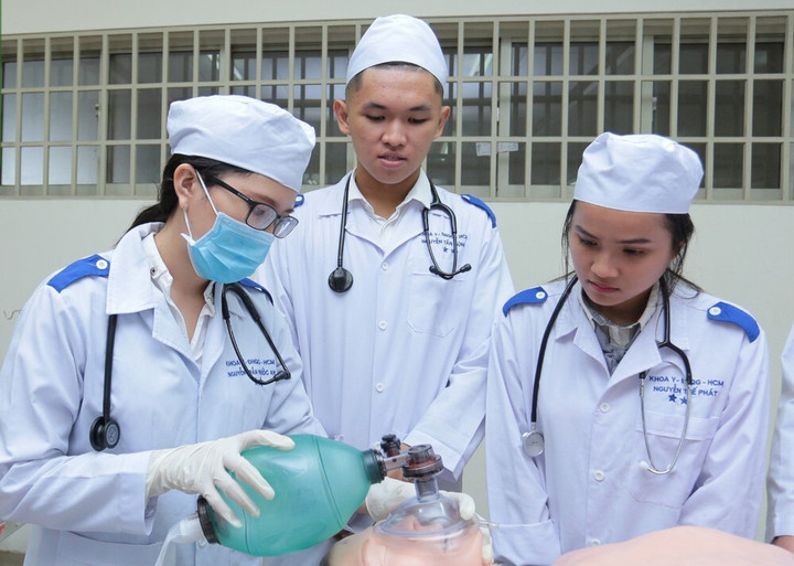 Nhiều ý kiến cho rằng việc miễn học phí cho sinh viên Y khoa giúp tháo gỡ rào cản tiếp cận giáo dục và xây dựng đội ngũ bác sĩ chất lượng cho tương lai. (Ảnh minh hoạ)