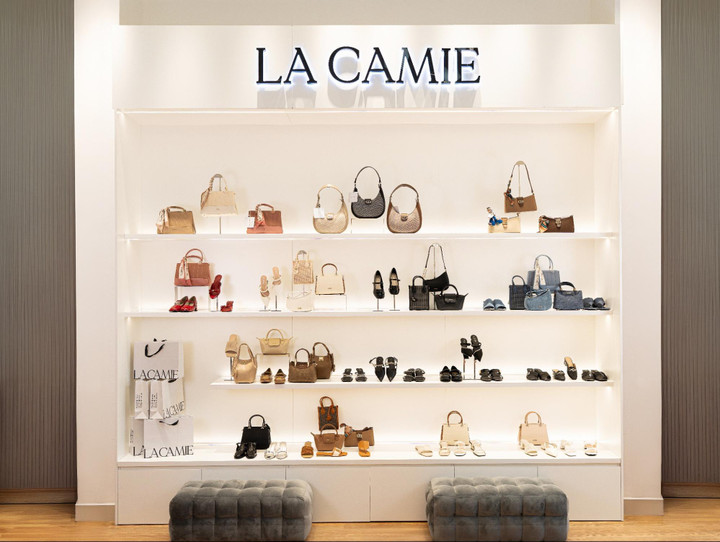 Các sản phẩm giày cao gót, búp bê, sandal hay túi công sở, túi đeo chéo đều theo tiêu chí “đủ - đẹp”.