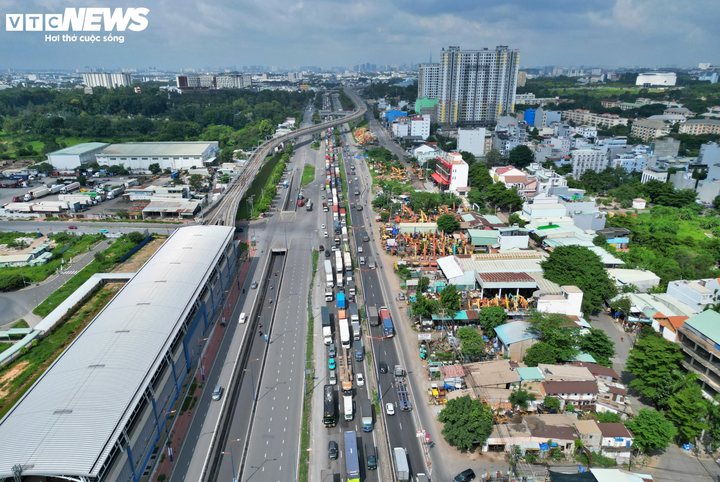 Xa lộ Hà Nội (đoạn từ nhà ga Metro Khu công nghệ cao TP.HCM đến cầu Đồng Nai) thường xuyên ùn tắc kéo dài.