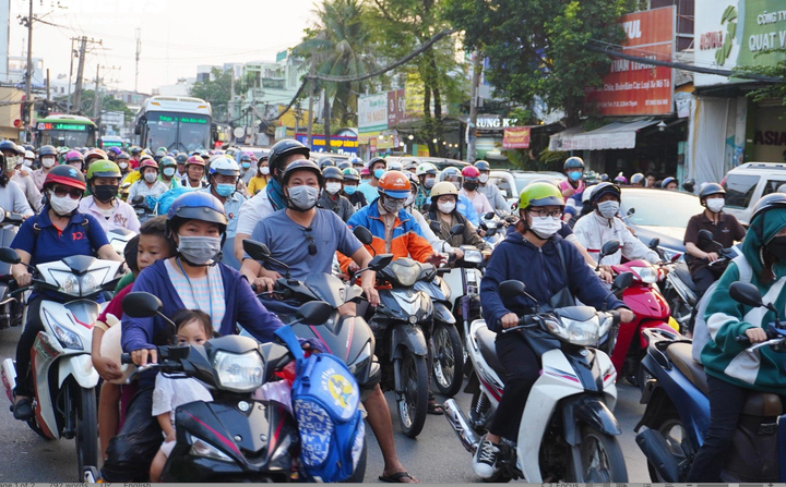 Các phương tiện thường xuyên phải xếp hàng, nối đuôi nhau di chuyển chậm.