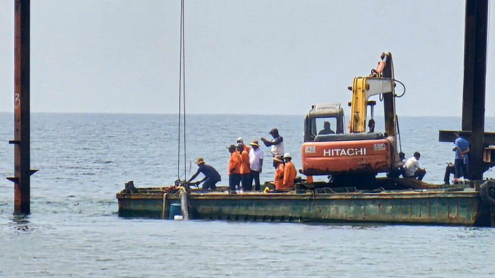 Ngành điện tỉnh An Giang cùng các ngành, lực lượng chức năng trục vớt cáp ngầm cách bờ biển phường Tô Châu khoảng 200m.