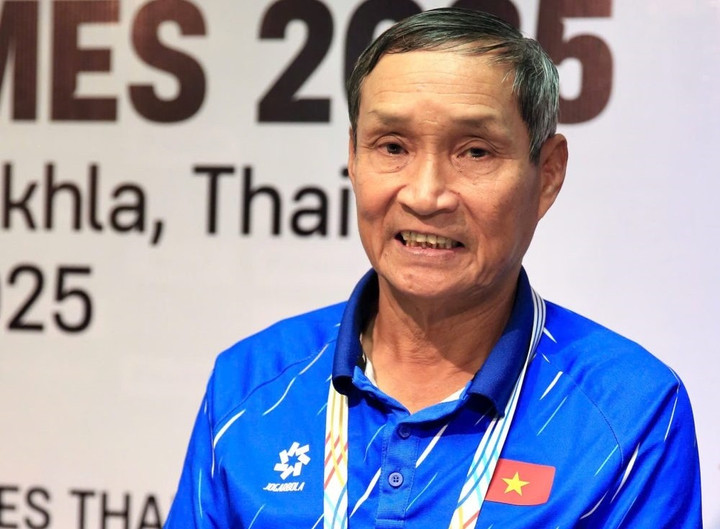 Huấn luyện viên Mai Đức Chung trong buổi họp báo chiều 4/12.