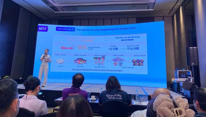 Bà Nguyễn Trương Kim Phượng chia sẻ thông tin đến nhà đầu tư, cổ đông về chiến lược sắp tới. (Ảnh: Đại Việt)