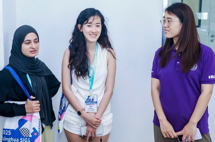 Nguyễn Đỗ Thu Phương (ở giữa) đạt điểm tuyệt đối tại ngôi trường top đầu thế giới.