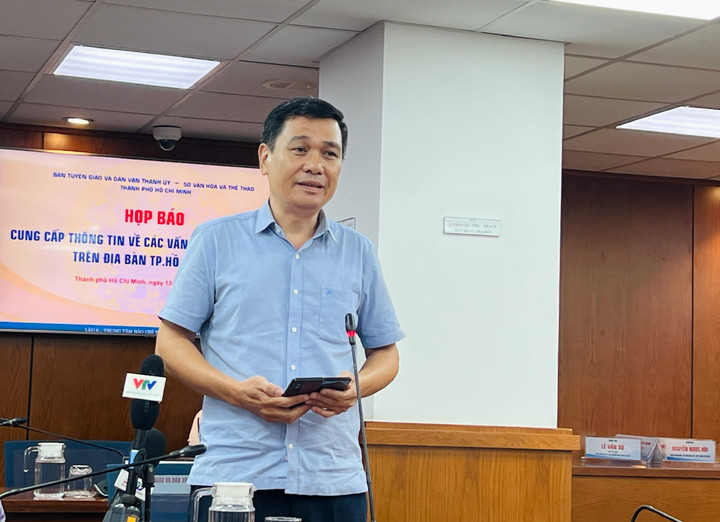 Ông Nguyễn Kiên Giang - Phó trưởng phòng Quản lý bảo trì và khai thác công trình giao thông, Sở Xây dựng TP.HCM thông tin tại buổi họp báo.