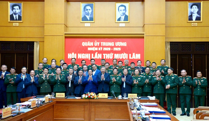 Tổng Bí thư Tô Lâm và các đại biểu chụp ảnh lưu niệm.