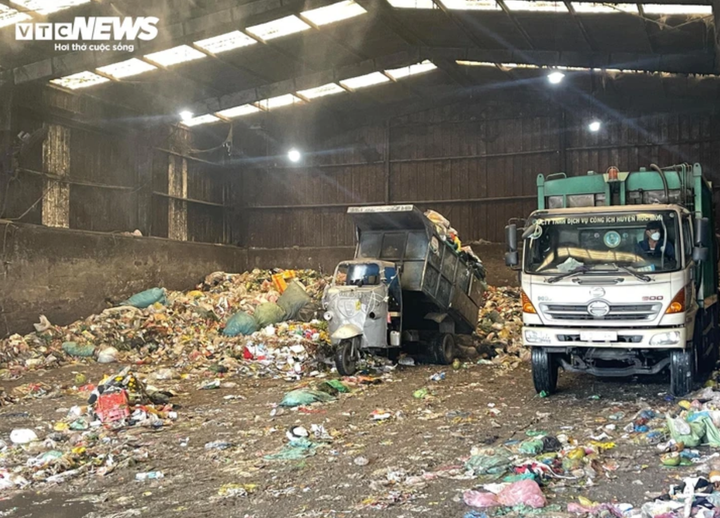 Xe vận chuyển rác tập kết về khu xử lý.