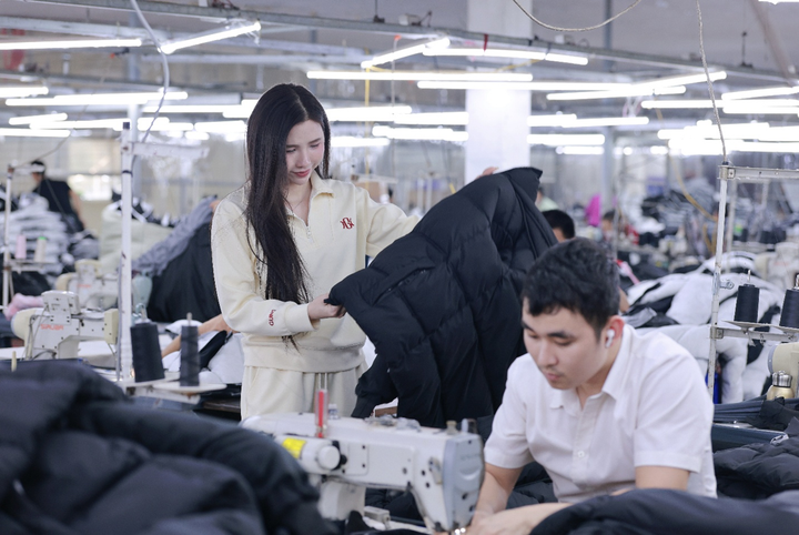 Founder GUNO trực tiếp kiểm tra quy trình sản xuất, chất lượng vải để đảm bảo sản phẩm tốt nhất tới tay khách hàng.