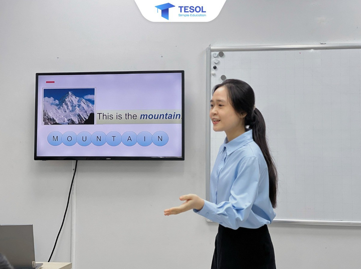 Học viên TSE trong giờ dạy thử, rèn kỹ năng đứng lớp ngay từ những buổi học đầu tiên.