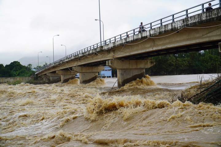 Nước sông Cái Nha Trang đoạn qua cầu Vĩnh Phương đang dâng cao.