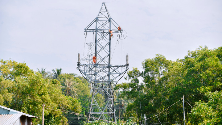 PC An Giang chuẩn bị kéo cáp trụ số 0, phường Tô Châu.