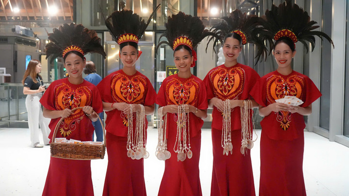 Tại sân bay Cebu, hành khách được chào đón và tặng quà lưu niệm trong không khí đậm bản sắc văn hóa Philippines.