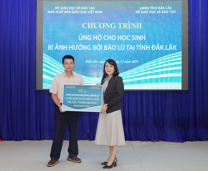 Ο κ. Nguyen Duy Nham - Αναπληρωτής Γενικός Διευθυντής της Danang Education Investment and Development Joint Stock Company - απένειμε μια πλακέτα με αγγλικά βιβλία σε έναν εκπρόσωπο του Υπουργείου Παιδείας και Κατάρτισης της επαρχίας Dak Lak.