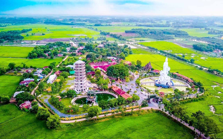 Tay Ninh har mange kjente turistattraksjoner, og tiltrekker seg et stort antall turister hvert år.