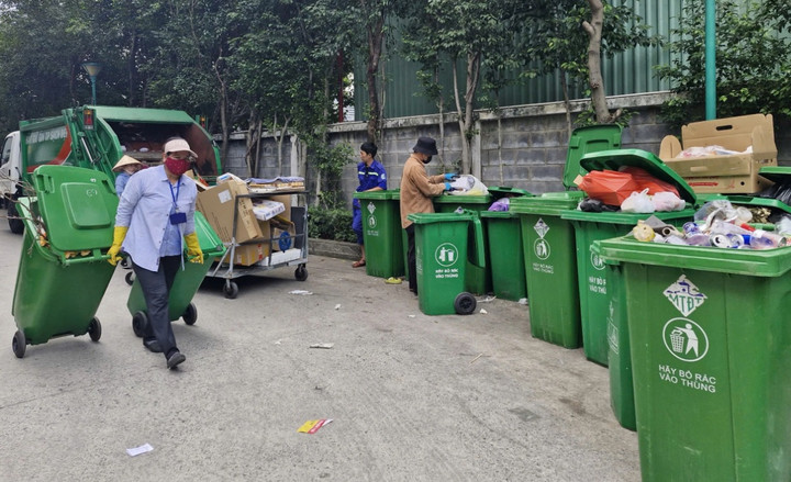 Rác thải được thu gom và vận chuyển về khu xử lý rác.