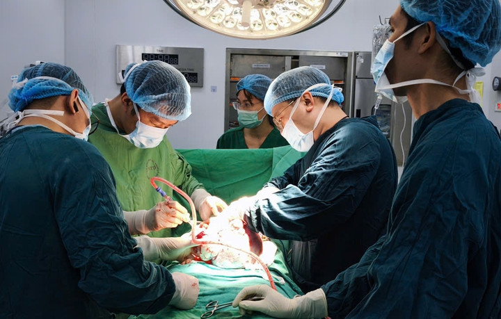 Ê kíp phẫu thuật cho người bệnh. (Ảnh: Thanh Sơn)