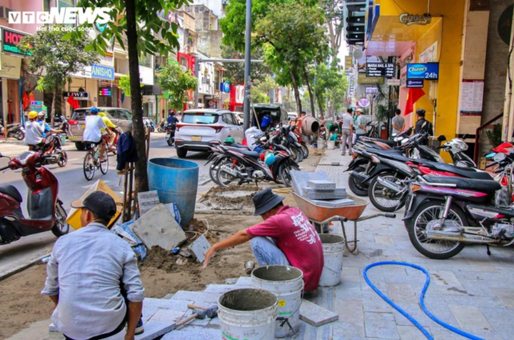 Nhiều tuyến vỉa hè đang được chỉnh trang.