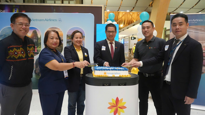 Vietnam Airlines đã thực hiện cắt bánh khai trương đường bay thẳng HAN-CEB với sự tham dự của ông Lại Thái Bình - Đại sứ Việt Nam tại Philippines, đại diện Bộ Du lịch Philippine và nhà chức trách sân bay.