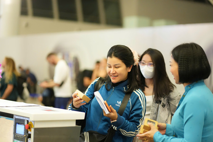 Vietnam Airlines tặng quà lưu niệm cho những hành khách trên chuyến bay đầu tiên.