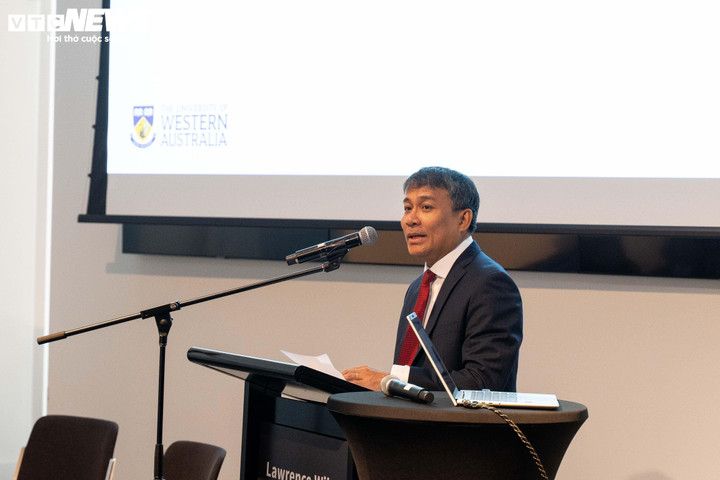 Dr. Nguyễn Minh Vu, a külügyminiszter állandó helyettese felszólalt a workshopon.