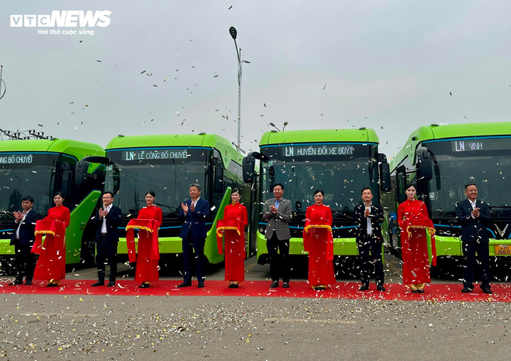 Quyết định chuyển đổi 100% đội xe sang xe buýt điện của Liên Ninh đánh dấu một bước tiến lớn của ngành dịch vụ vận tải hành khách Hà Nội, đưa Hà Nội trở thành địa phương đi đầu trên cả nước về xanh hóa phương tiện giao thông công cộng. (Ảnh: Mạnh Hùng)