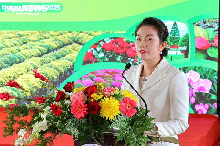 Bà Nguyễn Thị Uyên Trang, Giám đốc Sở Văn hóa, Thể thao và Du lịch tỉnh Đồng Tháp phát biểu tại buổi họp báo.