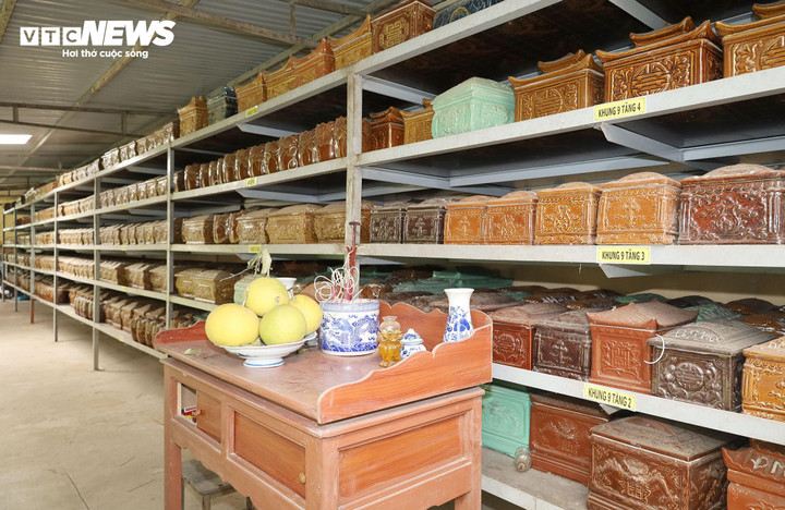 Ông Nguyễn Hồng Lê cho biết, với trách nhiệm của mình, đơn vị quản lý nghĩa trang vẫn thường xuyên hương khói và làm các nghi lễ tâm linh mỗi dịp lễ Tết, để hương linh người quá cố bớt đi phần cô quạnh.