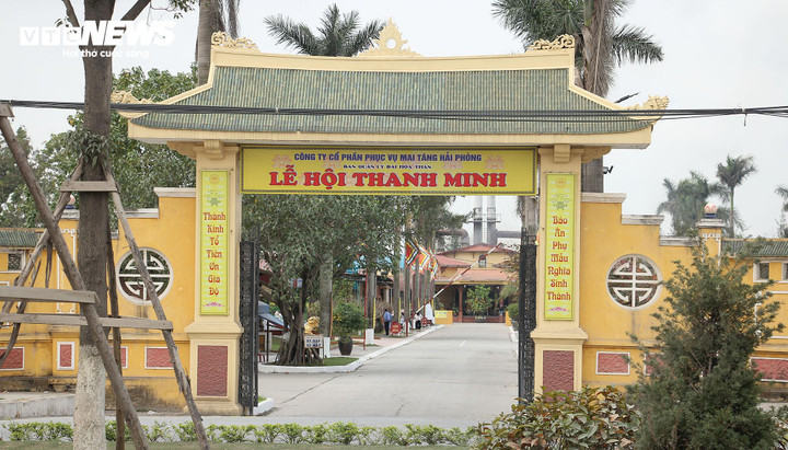 Nghĩa trang Ninh Hải nằm trên địa bàn phường Dương Kinh (Hải Phòng) là nghĩa trang lớn nhất thành phố với diện tích khoảng 9,29 ha, hiện có trên 6.400 ngôi mộ.