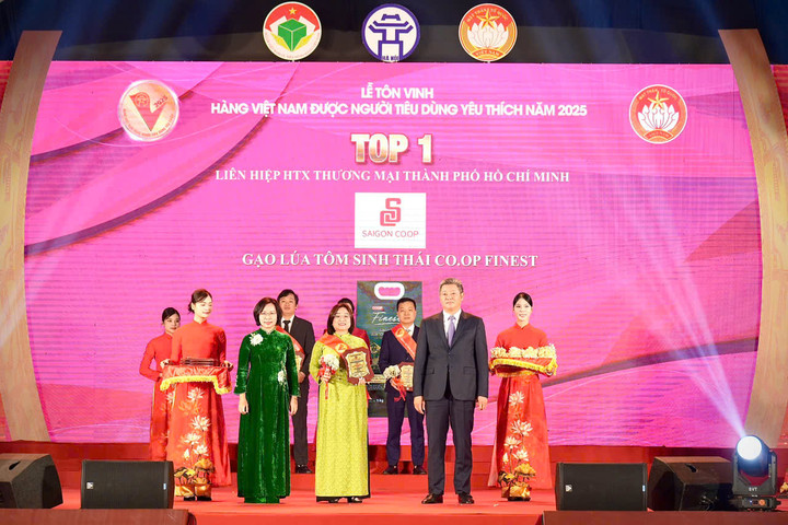 Đại diện SGC thay mặt đơn vị nhận giải thưởng Top 1 dành cho mặt hàng gạo ST 25.