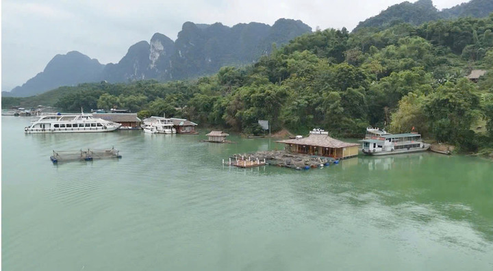 Đi du lịch trên hồ Hoà Bình vào những ngày cuối thu đầu đông sẽ mang lại những trải nghiệm vô cùng thú vị.